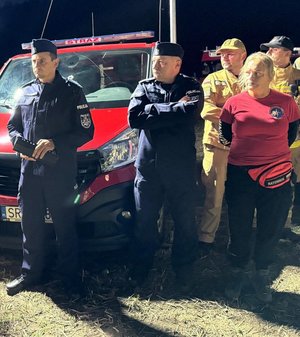 na zdjeciu policjanci słuchają założeń scenariusza i przygotowują się do poszukiwań