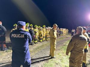na zdjeciu policjant i uczestnicy ćwiczeń
