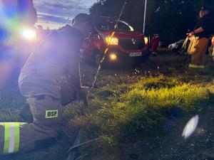na zdjeciu strażak przygotowuje się do cwiczeń