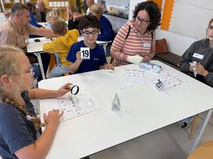 na zdjęciu uczestnicy zabezpieczają ślady