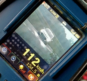 na zdjęciu prędkość 112 kilometrów na godzine z urządzenia