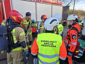 na zdjeciu słuzby ratunkowe rozdzielaja obowiazki