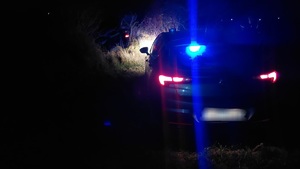 na zdjęciu radiowóz i pojazd w rowie