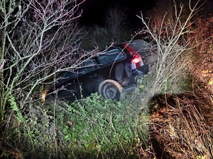 na zdjęciu pojazd w rowie