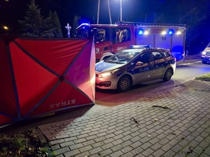 na zdjęciu miejsce zdarzenia służby ratunkowe