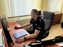 na zdjęciu dyżurny raciborskiej komendy