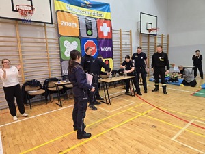 na zdjęciu policjanci na konkursie i przedszkolaki i inne służby