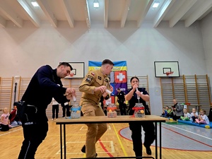 na zdjęciu służby biorą udział w konkurencji dla nich