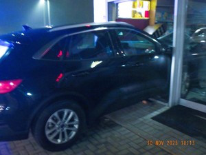 na zdjęciu pojazd który wjechał w budynek