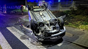 na zdjęciu wywrócony pojazd