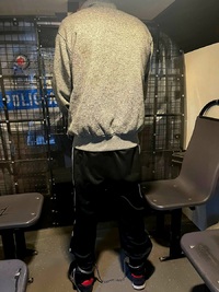 na zdjęciu zatrzymany w kajdankach