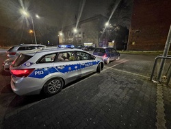 na zdjęciu radiowóz i pojazd renault