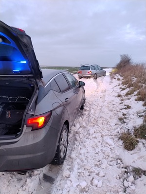 na zdjeciu zatrzymany pojazd