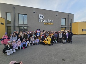 na zdjęciu wszyscy uczestnicy przed lodowiskiem Piastor zdjęcie grupowe