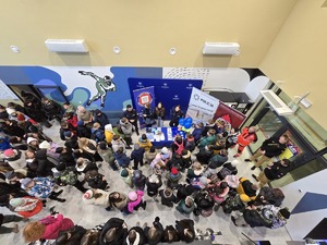 na zdjęciu dzieci przy stanowisku profilaktycznym