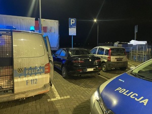 na zdjęciu radiowozy przy kontroli