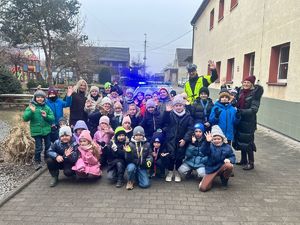 na zdjęciu dzieci oglądają radiowóz