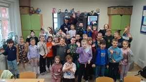 na zdjęciu policjant na spotkaniu z dziećmi