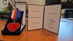 na zdjęciu medal w kształcie serduszka