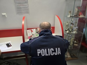 na zdjęciu policjant wypisuje kwestionariusz