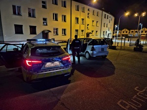 na zdjęciu radiowóz podczas kontroli drogowej mercedesa