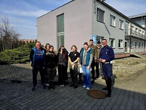 na zdjęciu policjant nauczyciel i uczniowie