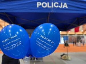 na zdjęciu balony z napisem rekrutacja do policji