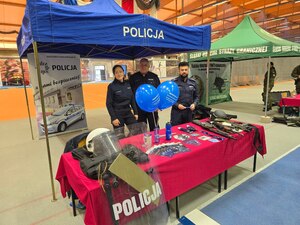 na zdjęciu policjanci przy stanowisku