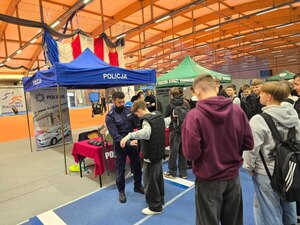 na zdjęciu policjanci przy stanowisku pokazują młodzieży sprzęt