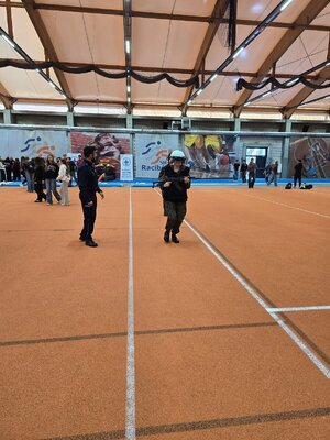 na zdjęciu uczennica biegnie w sprzęcie policyjnym