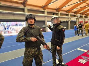 na zdjęciu uczniowie w sprzęcie policyjnym