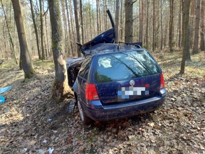 na zdjęciu miejsce zdarzenia drogowego uszkodzony pojazd