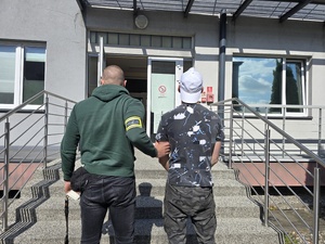 na zdjęciu policjant z zatrzymanym