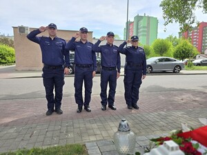 na zdjęciu policjanci oddający honor