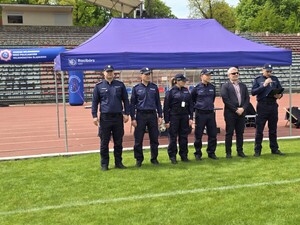 na zdjęciu policjanci otwierający turniej