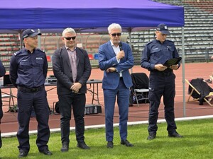 na zdjęciu prezydent Raciborza w obecności policjantów
