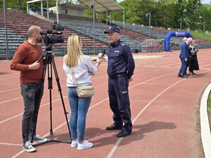 na zdjęciu komendant Policji w Raciborzu, udziela wywiadu do telewizji