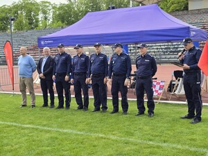 na zdjęciu policjanci