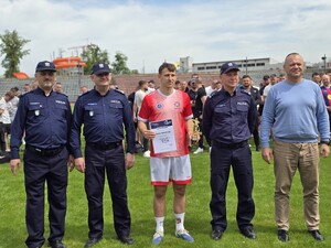 na zdjęciu policjanci i uczestnik turnieju