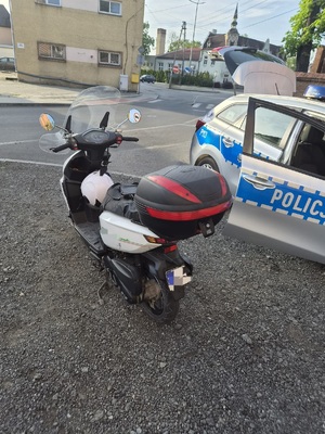 na zdjęciu motocykl i radiowóz
