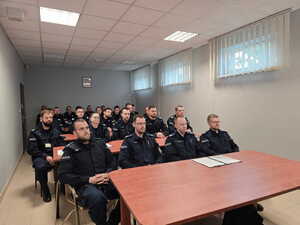 na zdjęciu policjanci