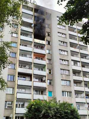 na zdjęciu płonie balkon