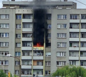 na zdjęciu płonie balkon