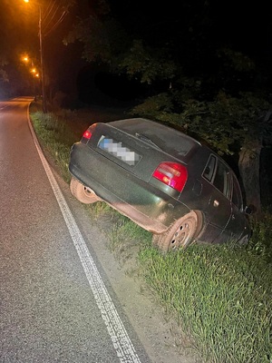 na zdjęciu auto w rowie