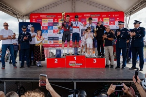 na zdjęciu policjant na podium