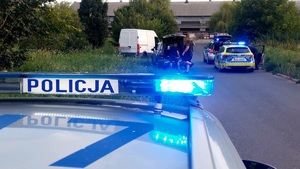 na zdjęciu radiowozy i skradziony pojazd