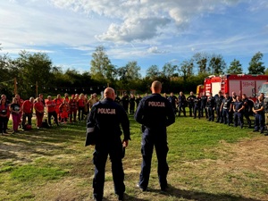 na zdjęciu policjanci i inni uczestnicy ćwiczenia rozpoczęcie