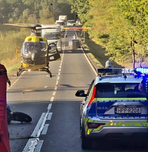 na zdjęciu miejsce wypadku drogowego, ląduje śmigłowiec