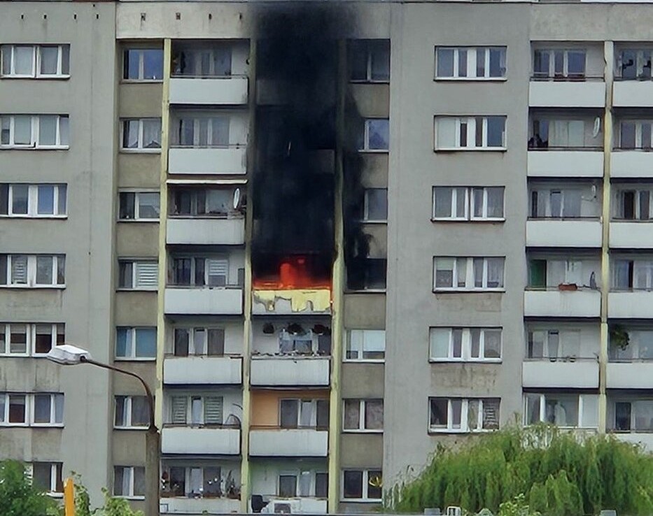 Błyskawiczna reakcja policjantów podczas pożaru mieszkania