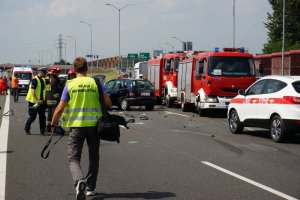 zdjęcie sytuacyjne obrazujące zniszczenia po wypadku na A4